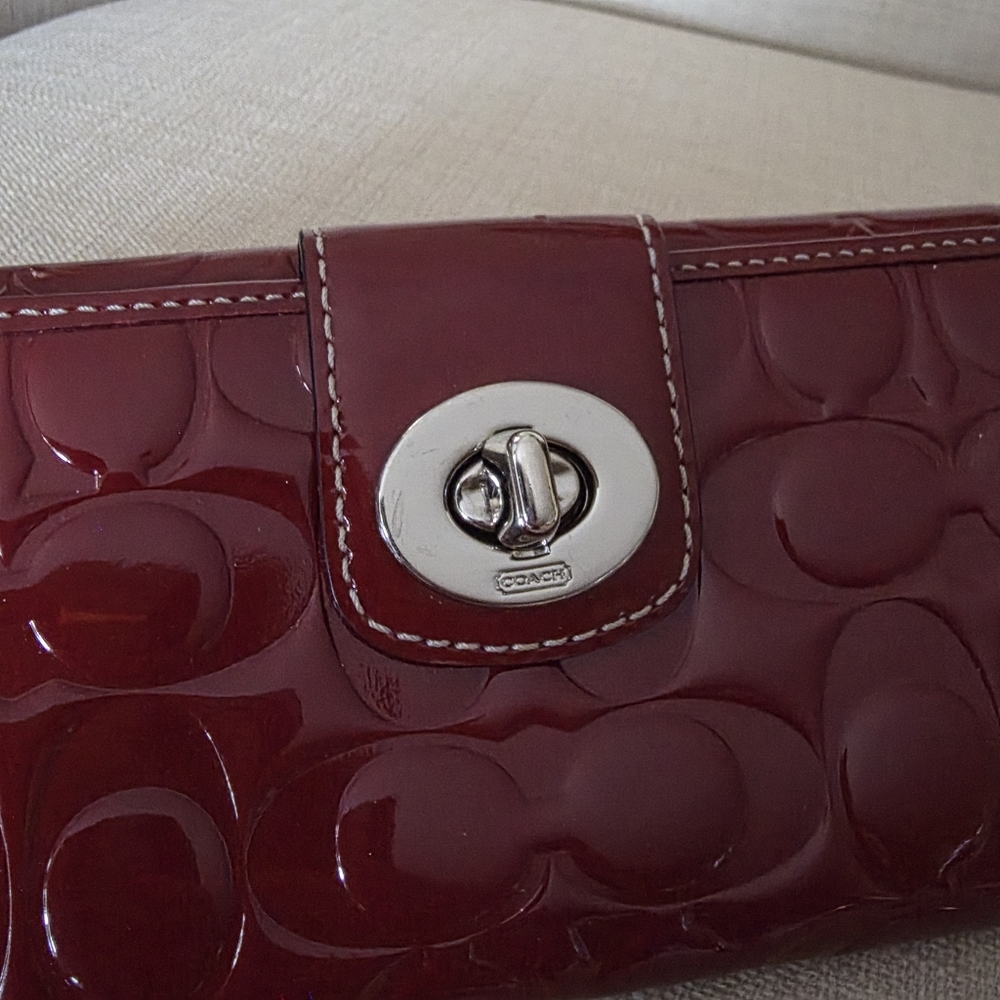 Vintage Coach Brick Red Signature Embossed Patent Leather Turnlock Wallet - Picture 9 of 13